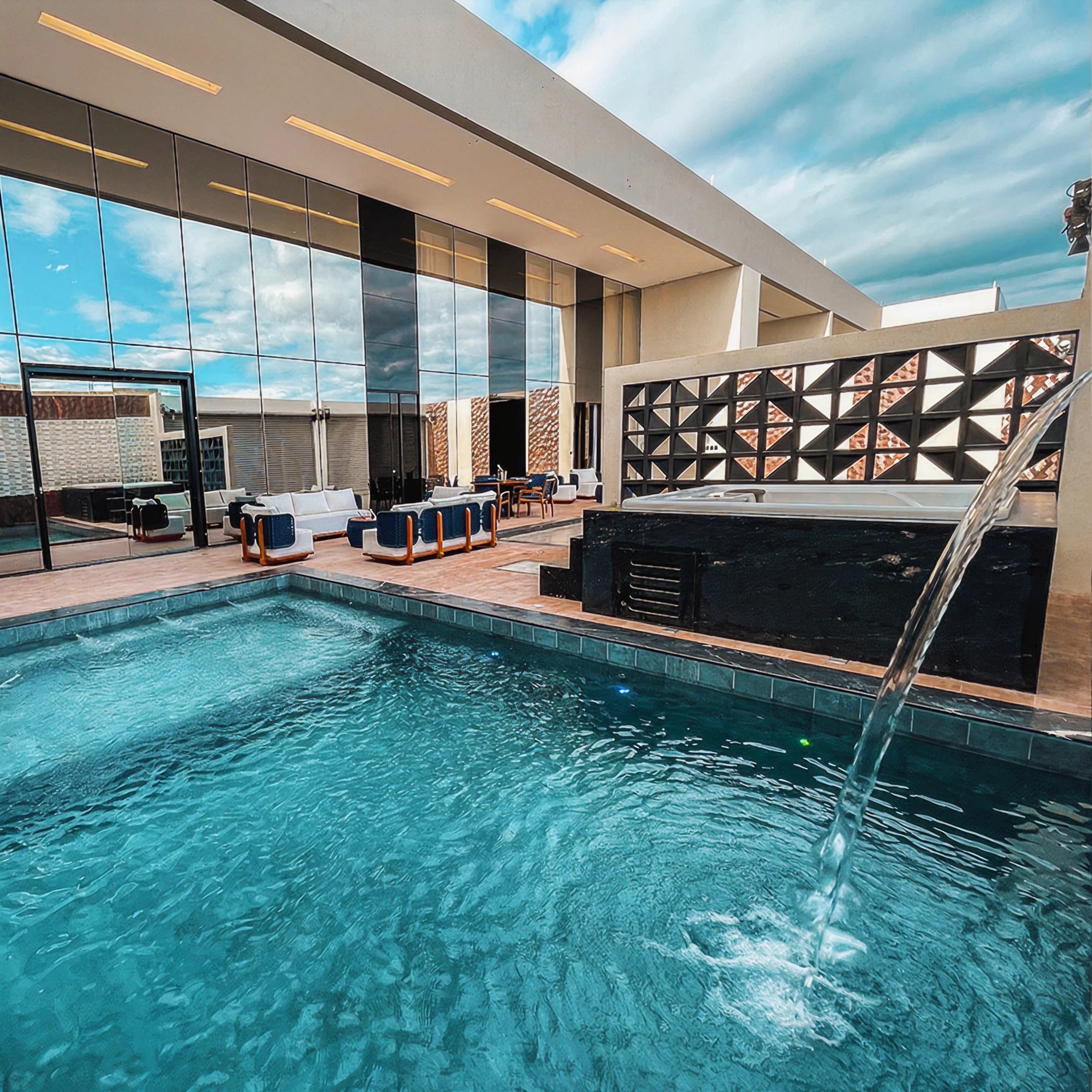 imagem de uma suíte com piscina
